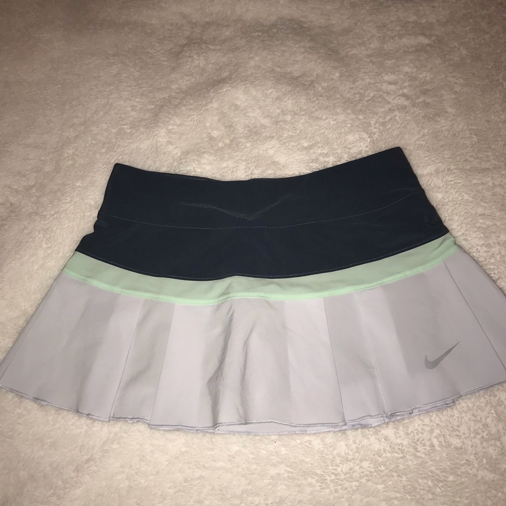 NIKE ~WOMENS~ tennis skirt